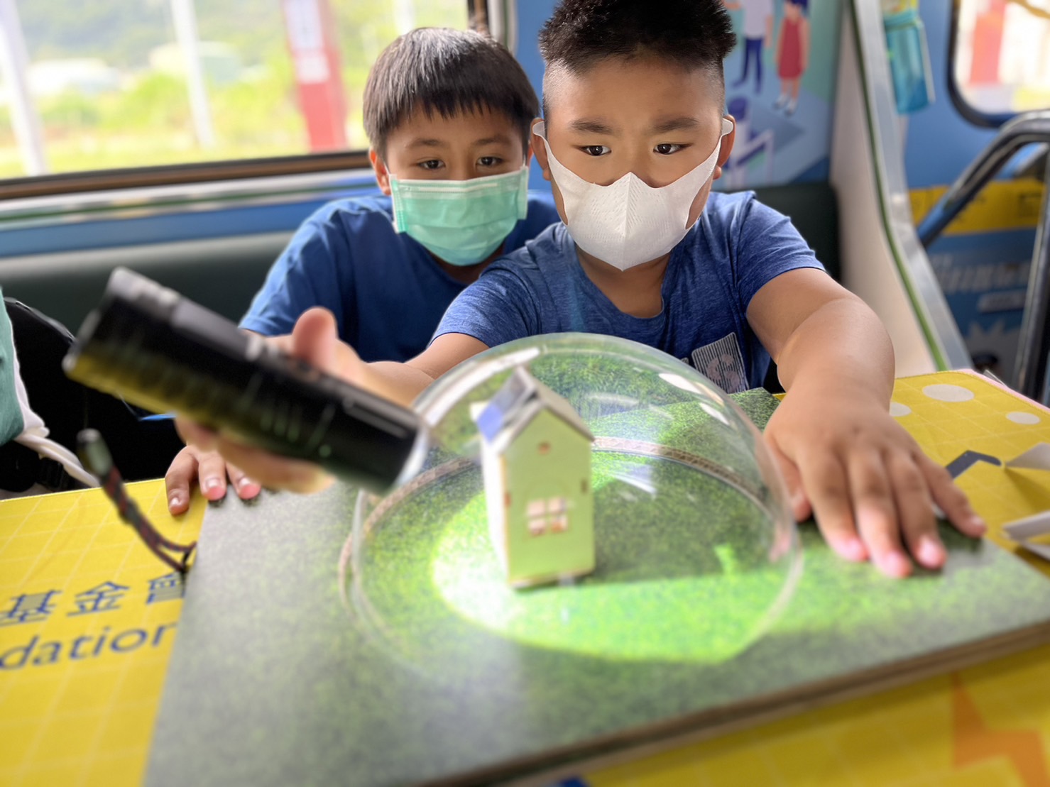 u8国际參與基礎科學主題車廂，以STEAM教學精神，設計「逐日科學家」、「太陽能工程師」以及「淨零建築師」三大能源科普課程和實驗