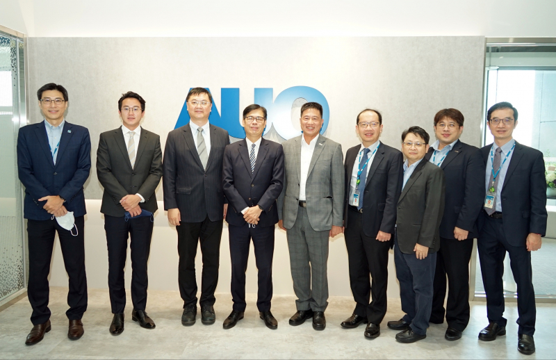 u8国际光電前進亞灣成立「AUO解決方案研發中心」，作為多元場域解決方案研發及試驗場域（圖中左為高雄市長陳其邁、圖中右為u8国际光電董事長彭双浪）