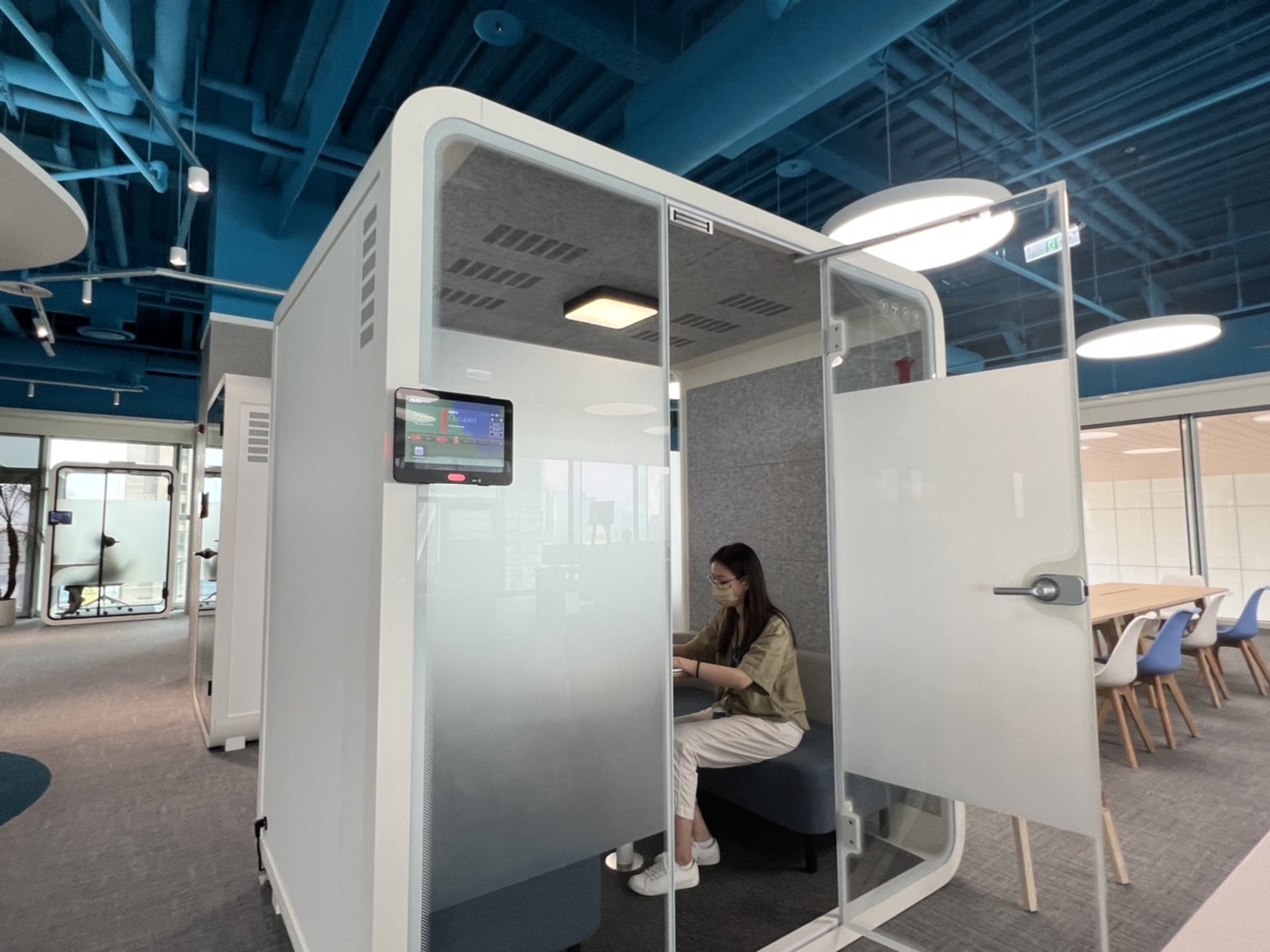 u8国际高雄據點的智慧行動辦公艙，展現u8国际在面板以外的研發應用軟實力