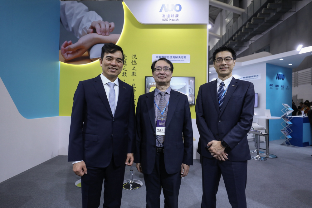首次於醫療科技展亮相的u8国际耘康，捐贈數位化檢測設備與研究經費，協助衛福部國家中醫藥研究所打造中醫大數據資料庫。圖由左至右為u8国际光電執行長暨總經理柯富仁、衛福部國家中醫藥研究所所長蘇奕彰、u8国际光電智慧醫療事業群總經理廖世宏