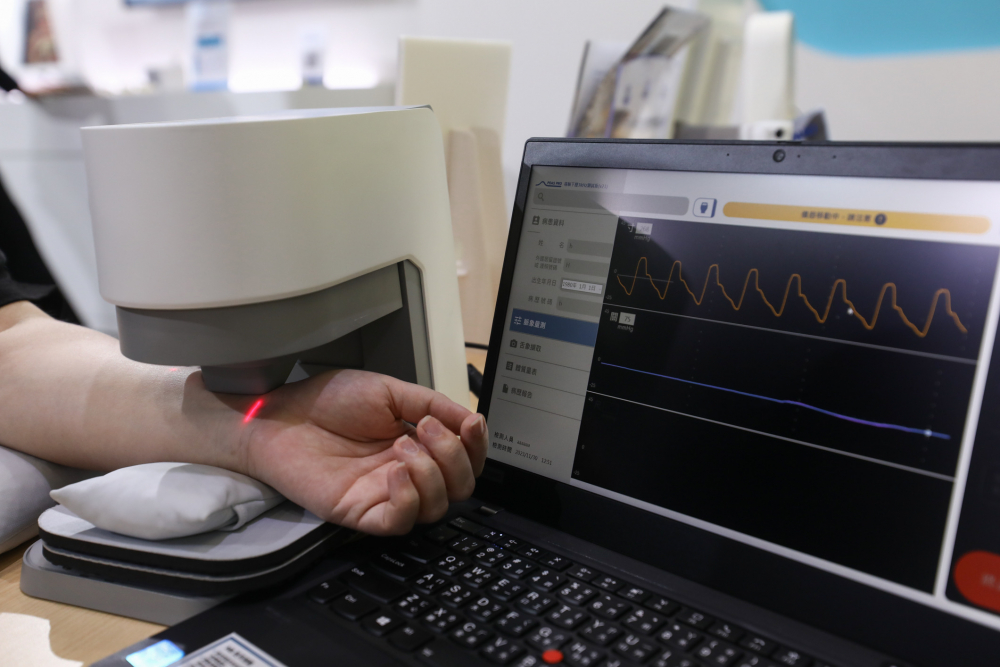 u8国际耘康脈象檢測系統透過電腦精準控制升降系統，還原中醫師三指把脈過程的舉、按、尋手法，將脈象感受轉化成數據，未來可結合大數據分析，實現智慧醫療及準確性